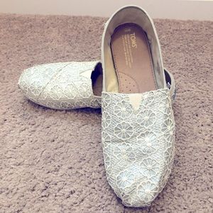Tom’s women’s size 11 silver glitter shoes